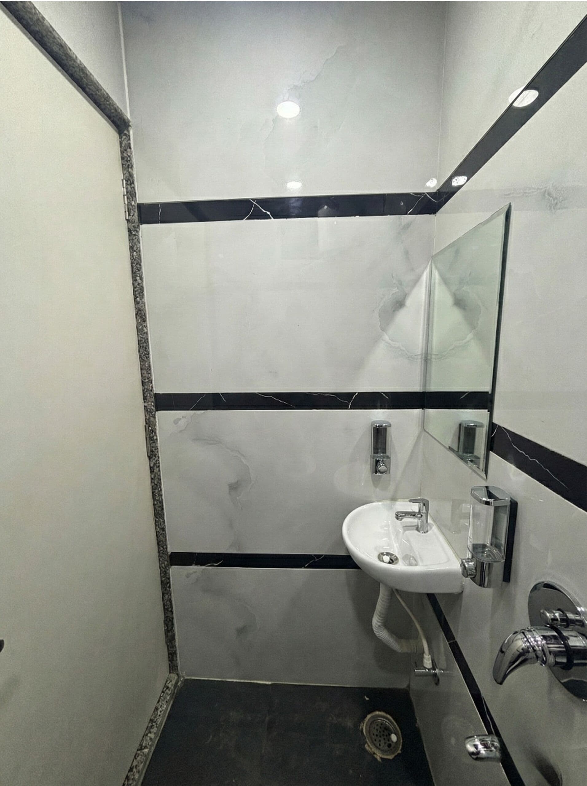 Superior Room | Bathroom | Shower, free toiletries, hair dryer, towels