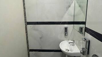 Superior Room | Bathroom | Shower, free toiletries, hair dryer, towels