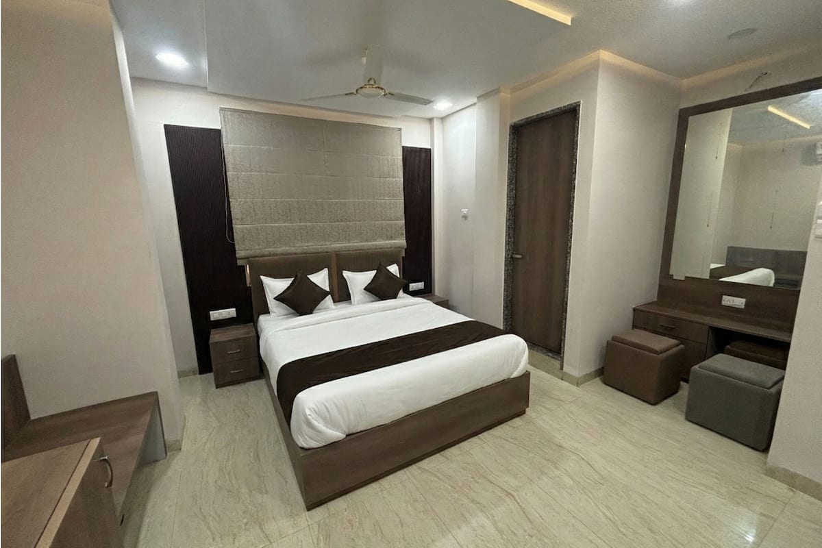 Desk, laptop workspace, free WiFi, bed sheets