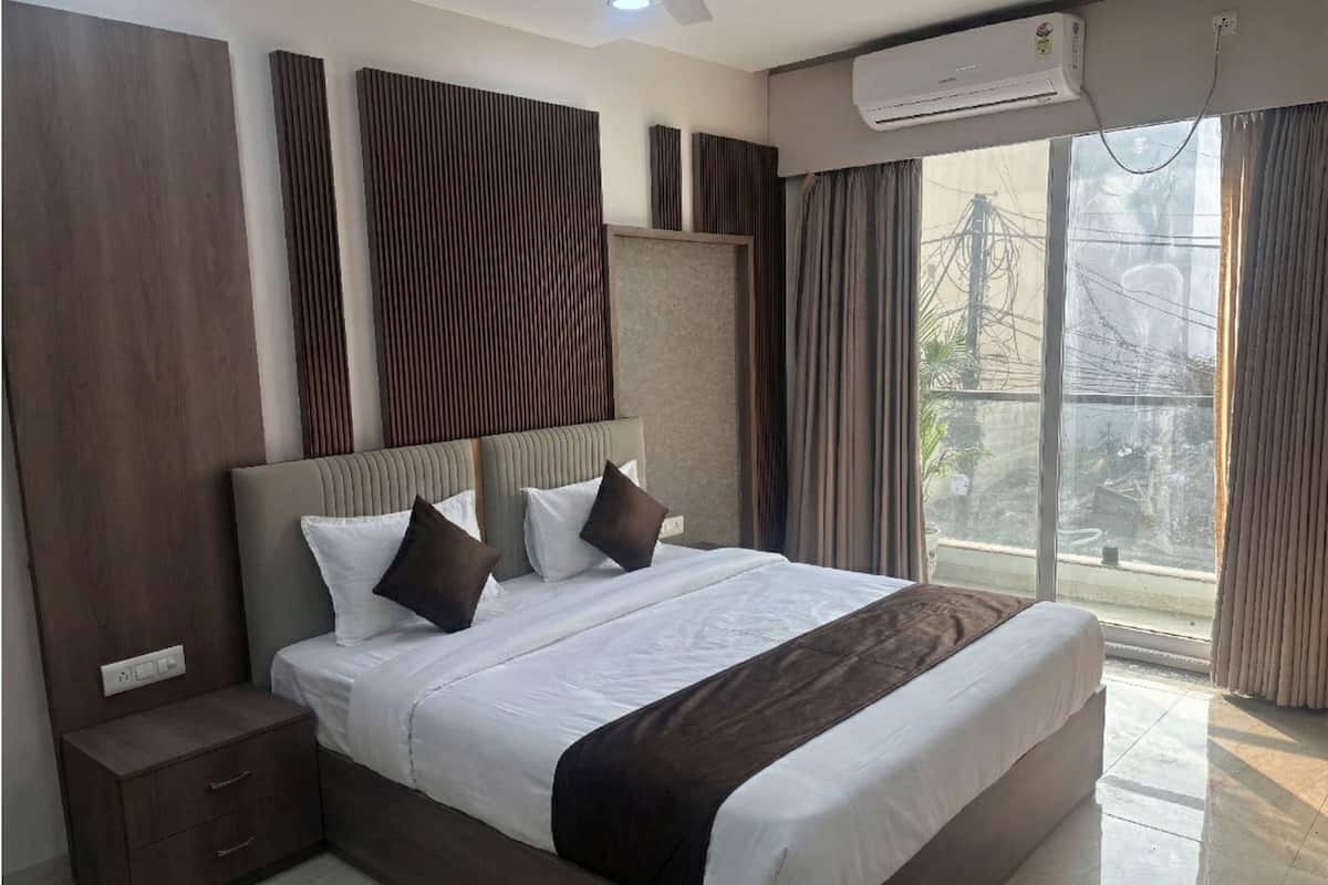 Desk, laptop workspace, free WiFi, bed sheets