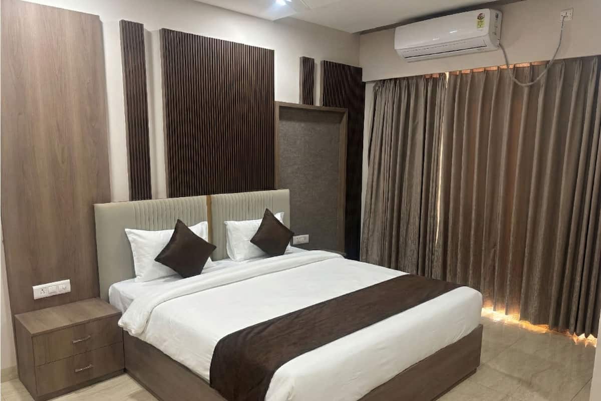 Desk, laptop workspace, free WiFi, bed sheets