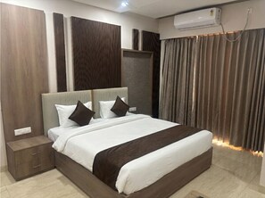 Desk, laptop workspace, free WiFi - Hotel Shaurya Palace (Indore)