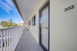 Exterior detail - Fiesta in Siesta! 2-bedroom condo. Beautiful Siesta Key w/ pool & walk to beach! (Sarasota)