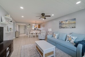 Smart TV - Fiesta in Siesta! 2-bedroom condo. Beautiful Siesta Key w/ pool & walk to beach! (Sarasota)