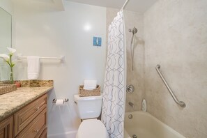 Hair dryer, towels, soap, toilet paper - Fiesta in Siesta! 2-bedroom condo. Beautiful Siesta Key w/ pool & walk to beach! (Sarasota)