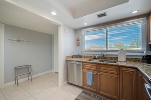 Private kitchen - Fiesta in Siesta! 2-bedroom condo. Beautiful Siesta Key w/ pool & walk to beach! (Sarasota)