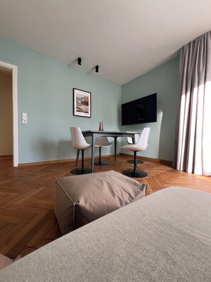 1 bedroom, iron/ironing board, travel cot, WiFi - 30s charm in a central location (Ludwigsburg)