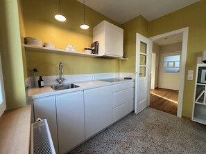 ثلاجة، ميكروويف، فرن، موقد طهي مسطح