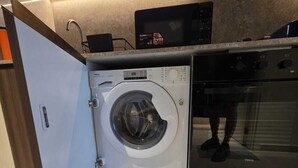 Private kitchen - Modern and Budget friendly studio Apartment with Gym, Pool and Paddle court (Dubai)