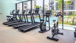 Fitness facility - Modern and Budget friendly studio Apartment with Gym, Pool and Paddle court (Dubai)