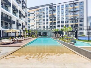 Outdoor pool - Modern and Budget friendly studio Apartment with Gym, Pool and Paddle court (Dubai)