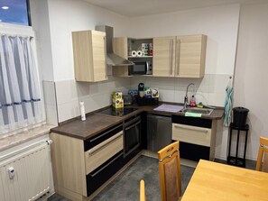 Fridge, microwave, oven, stovetop - Private vacation apartment - ideal for relaxation & fitters (Weischlitz)