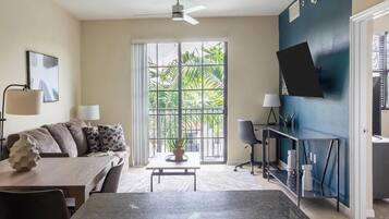 公寓 (2 Bedrooms) | 起居区 | 50-英寸智能电视(配备数码频道)