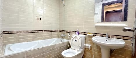 Combined shower/bathtub, towels, toilet paper