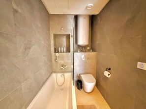 Secadora de cabello, toallas, jabón, papel de baño 