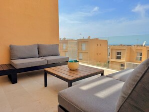 Living area - The Aesthetic Loft with view and pools access in Taghazout Bay (Tamraght)