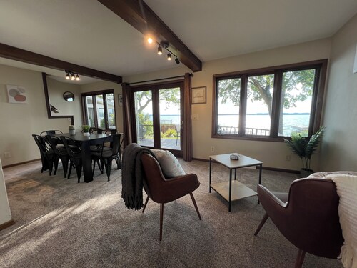 Lake Waubesa 3 bedroom Getaway+HotTub+PrivateDock+GameRoom+SmartTV's+EV charger