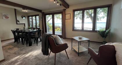 Lake Waubesa 3 bedroom Getaway+HotTub+PrivateDock+GameRoom+SmartTV's+EV charger