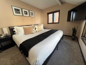 3 bedrooms, iron/ironing board, travel cot, free WiFi - Lake Waubesa 3 bedroom Getaway+HotTub+PrivateDock+GameRoom+SmartTV's+EV charger (McFarland)