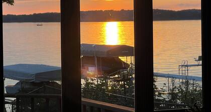 Lake Waubesa 3 bedroom Getaway+HotTub+PrivateDock+GameRoom+SmartTV's+EV charger