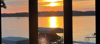 Lake Waubesa 3 bedroom Getaway+HotTub+PrivateDock+GameRoom+SmartTV's+EV charger