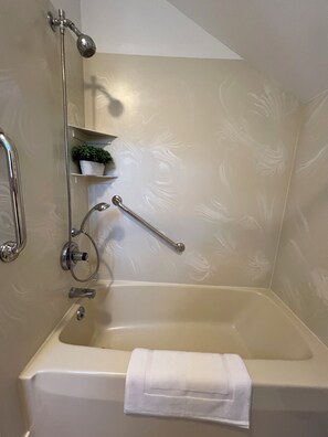 Hair dryer, towels, soap, shampoo - Lake Waubesa 3 bedroom Getaway+HotTub+PrivateDock+GameRoom+SmartTV's+EV charger (McFarland)
