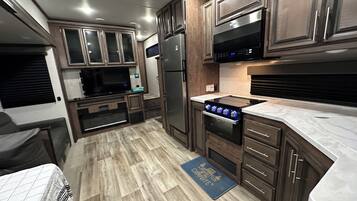 Kjøleskap, mikrobølgeovn, ovn og kaffetrakter/tekoker