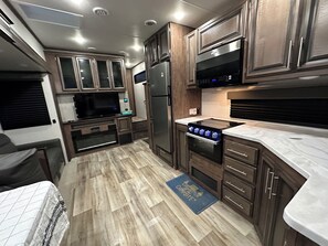 Kjøleskap, mikrobølgeovn, ovn og kaffetrakter/tekoker