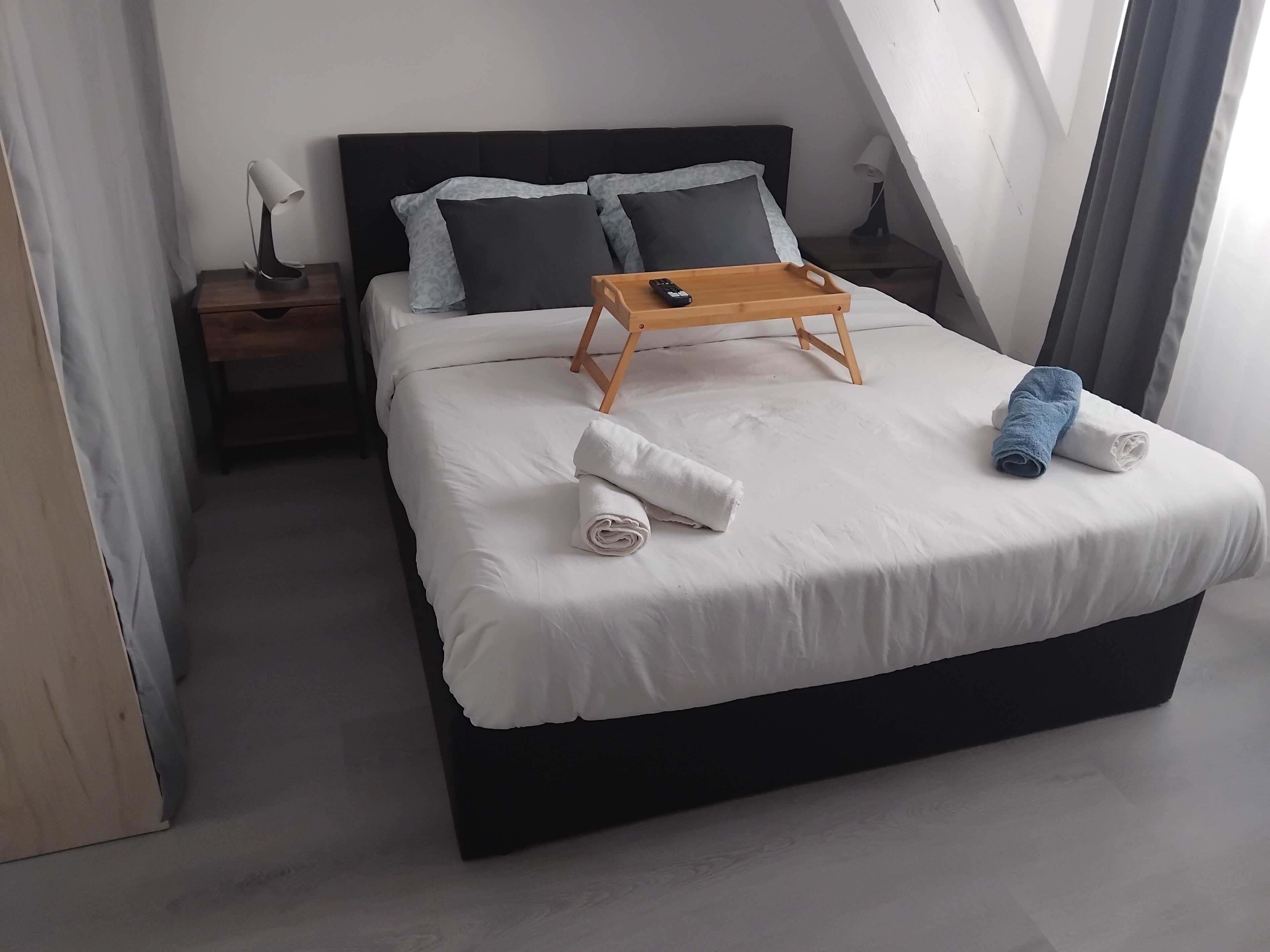 مكواة/لوح كي وواي فاي وملاءات أسرّة