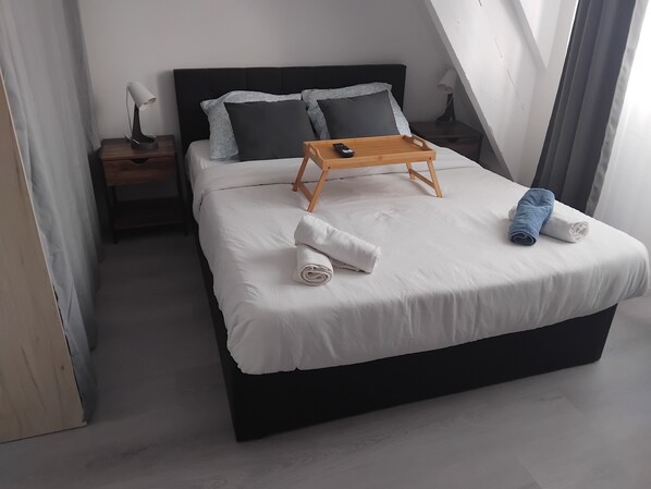 Iron/ironing board, WiFi, bed sheets