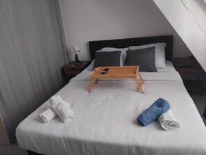 Tabla de planchar con plancha, wifi y ropa de cama 