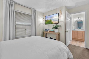 Free WiFi, bed sheets - Siletz Bay Condo: Ground-Level View, Beach Path & Nearby Dining (Lincoln City)