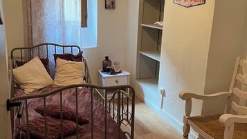 3 slaapkamers, een strijkplank/strijkijzer, beddengoed