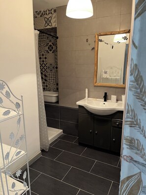 Shower, towels - Typical house / apartment 90 m2 in the heart of the old town of Sartène (Sartène)