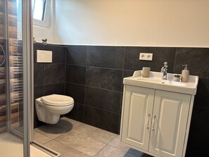 Shower, hair dryer, towels, soap - Landhaus Sommerberg - pure forest air, recreation nature apartment II Thuringian Forest (Schleusingen)