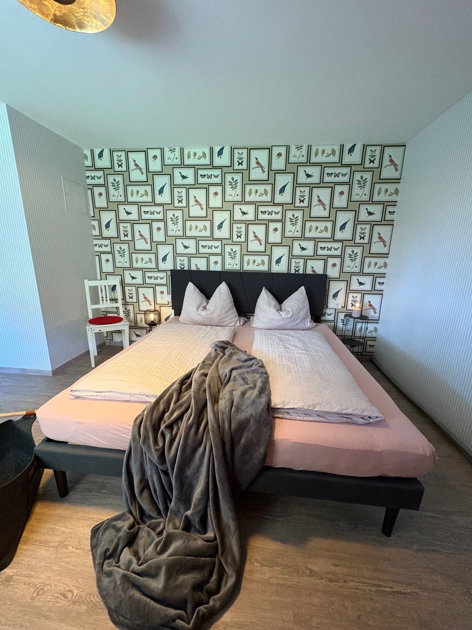 Een strijkplank/strijkijzer, wifi, beddengoed