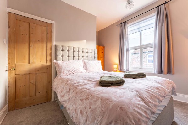 2 bedrooms, iron/ironing board, WiFi, bed sheets