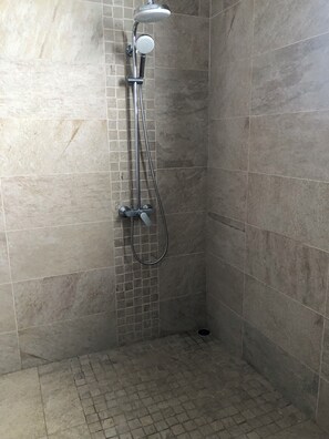 Shower, towels, toilet paper - Spacious 225 m2 villa, ideal for a family, close to the seaside (Mahébourg)