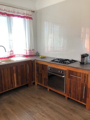 Private kitchen - Spacious 225 m2 villa, ideal for a family, close to the seaside (Mahébourg)