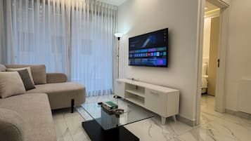Apartment, 1 Bedroom, Accessible, Smoking | Living room