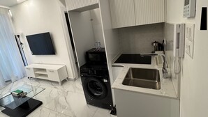 Private kitchen - Boulevard Comfort Haven, apt With Stunning Veiw (Amman)