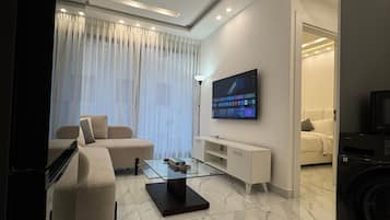 Apartment, 1 Bedroom, Accessible, Smoking | Living room