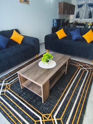 Living area - 3-bedroom apartment in enchanting Mombasa with AC comfort in Nyali - links road (Mombasa)