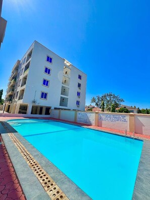 Pool - 3-bedroom apartment in enchanting Mombasa with AC comfort in Nyali - links road (Mombasa)