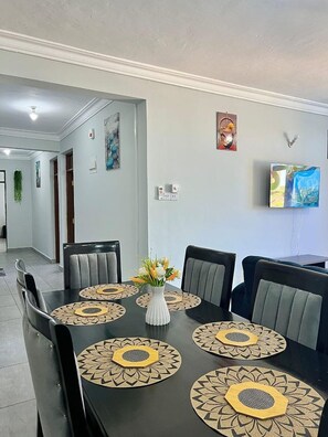 Dining - 3-bedroom apartment in enchanting Mombasa with AC comfort in Nyali - links road (Mombasa)