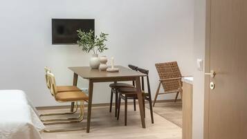 Laptopgeeigneter Arbeitsplatz, Bügeleisen/Bügelbrett, kostenloses WLAN