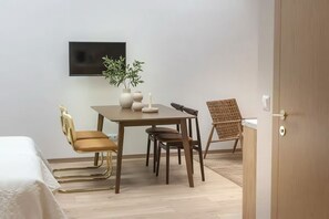 Ruang kerja ramah laptop, setrika/meja setrika, dan Wi-Fi gratis