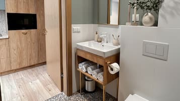 Een douche, gratis toiletartikelen, een haardroger, handdoeken