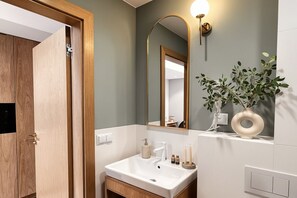 Shower, free toiletries, hair dryer, towels - Monciak55 by StayLab (Sopot)