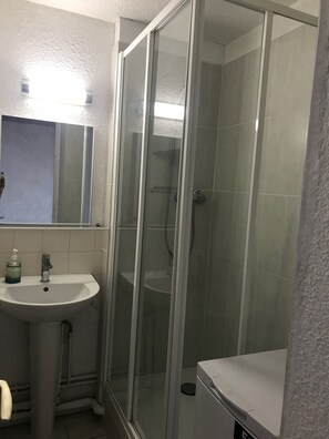 Shower, hair dryer, soap, shampoo - T2 30m2 top floor 3 to 4 sleeps quiet residence (Le Barcarès)